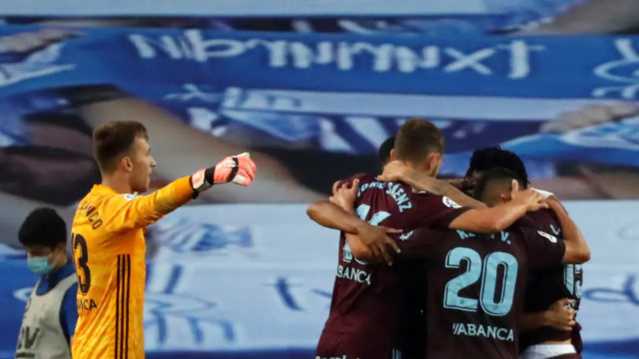 Os xogadores do Celta celebran o tanto do partido.  JAVIER ETXEZARRETA (Efe)