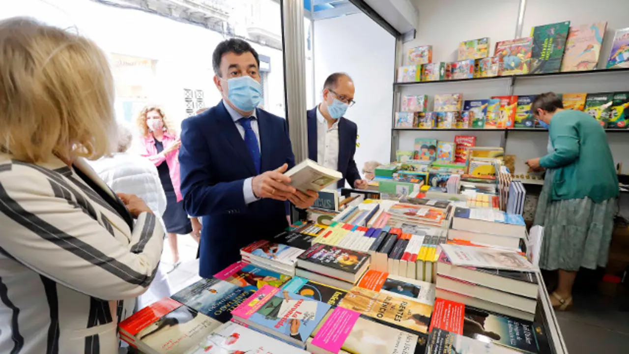 El conselleiro, en uno de los puestos de la feria del libro de Vigo. XUNTA