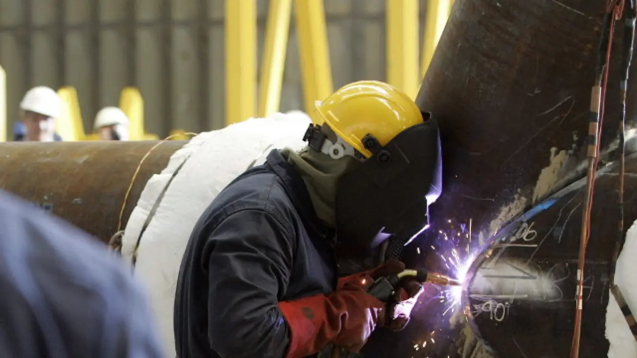 Un trabajador en un astillero. ARCHIVO
