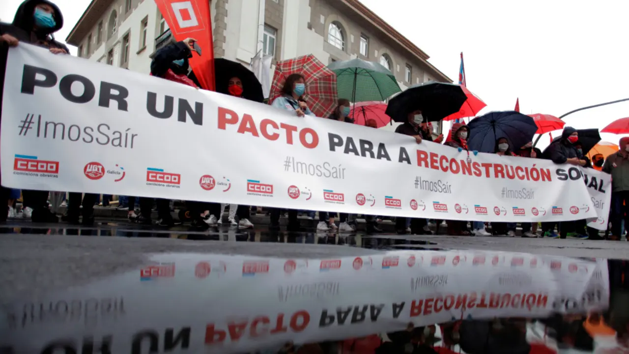 Trabajadores de Alu Ibérica (A Coruña), Alcoa (San Cibrao), Celsa Atlantic (A Laracha), y las centrales térmicas de As Pontes y Meirama, durante la concentración. CABALAR (EFE)