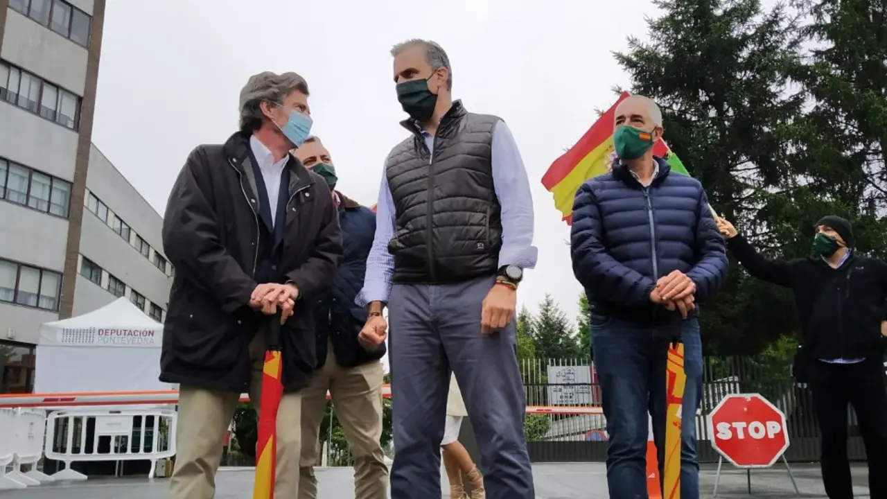 Antonio Ramilo (izquierda) y Ortega Smith (centro), frente al centro Príncipe Felipe. VOX