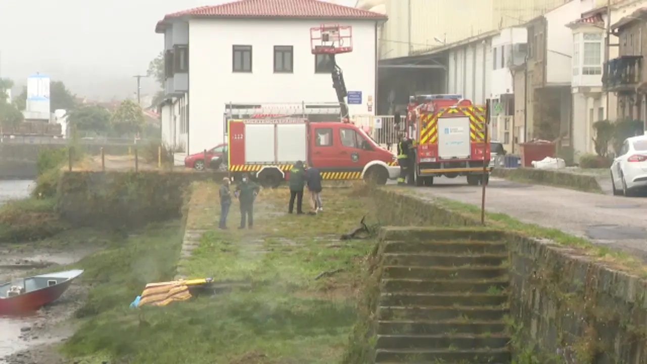 Los servicios de emergencia, en el lugar donde fue hallado el cadáver. TVG