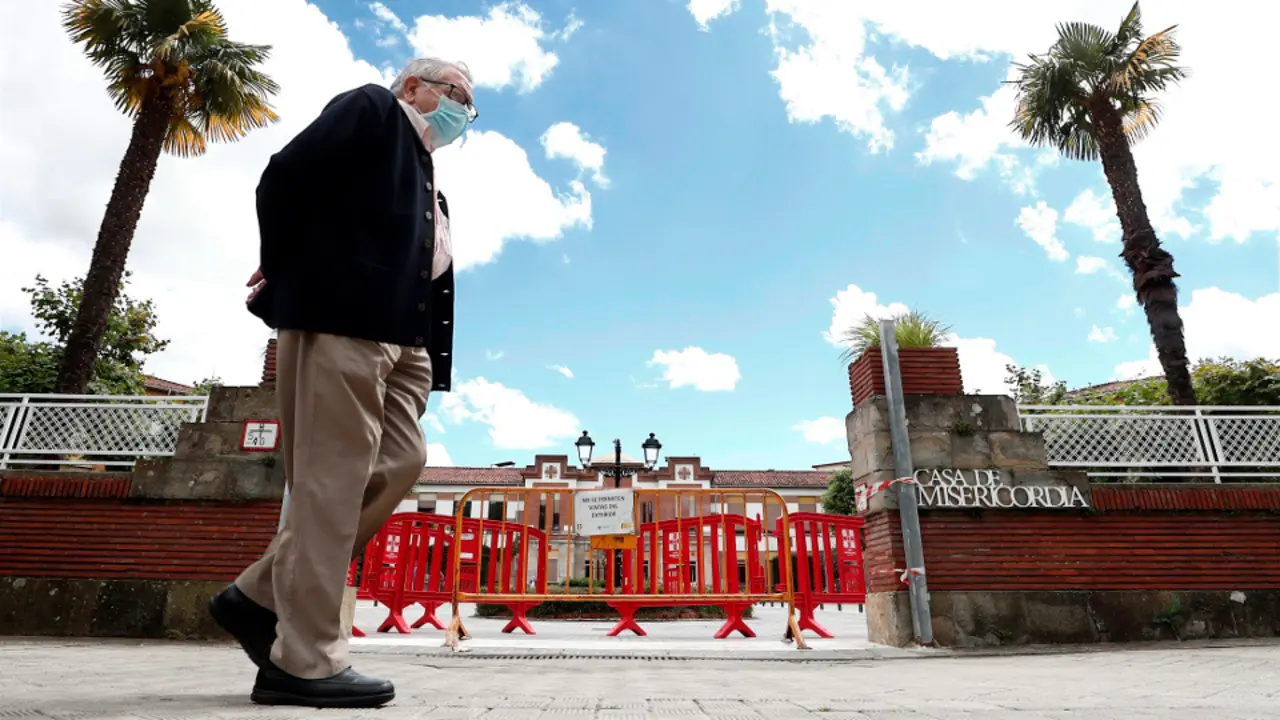Un jubilado pasea ante una residencia para mayores. JES&Uacute;S DIGES (EFE)