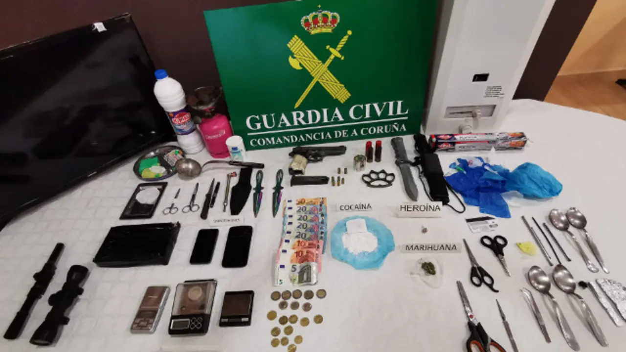 Objetos y droga incautada. GC