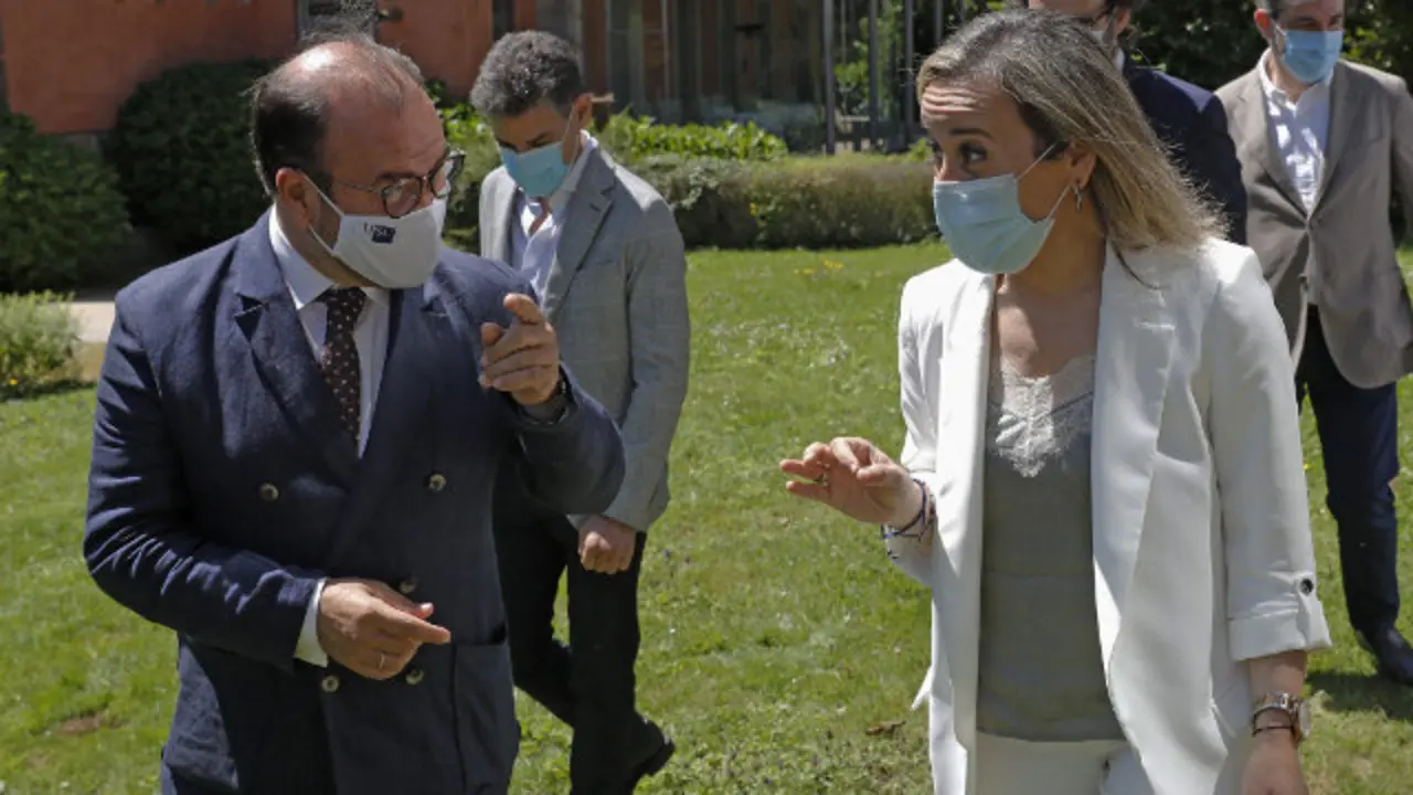 O reitor da USC, Antonio López, conversa coa consellería de infraestruturas, Ethel Vázquez LAVANDERIA JR. (Efe)