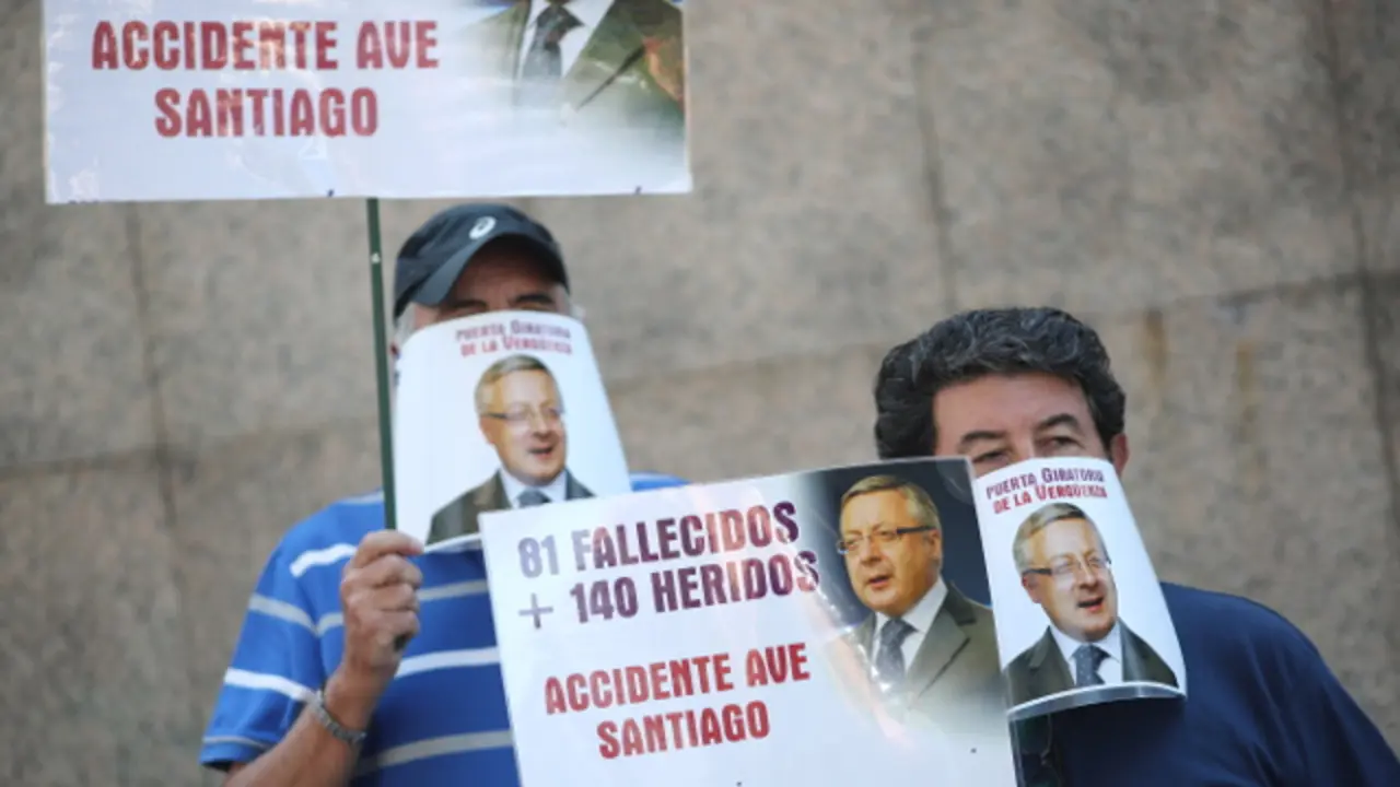Protesta ante a sede de Enagás. EDUARDO PARRA