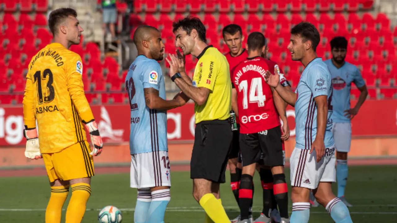 El árbitro habla con Rafinha Alcántara durante el encuentro ante el Mallorca. EFE