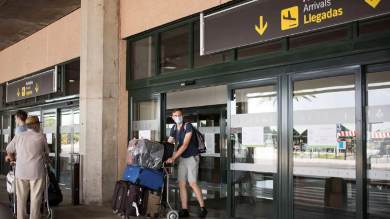 Un pasajero llegando a un aeropuerto. EFE