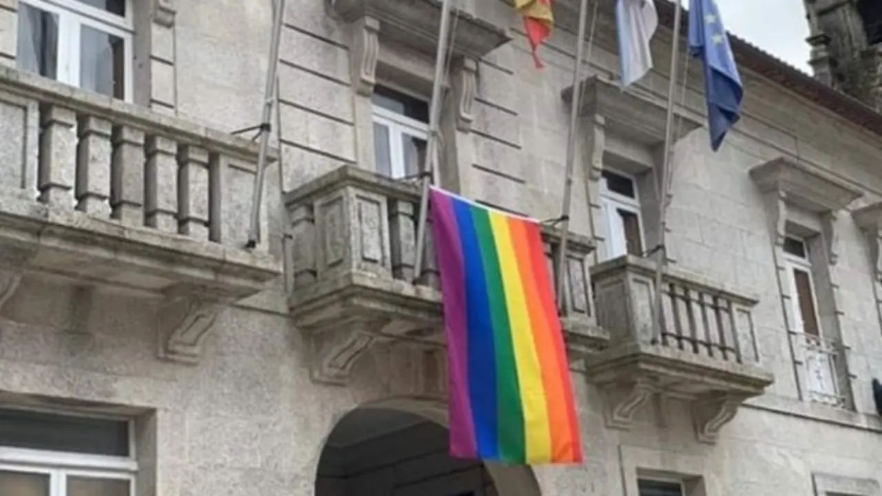 La bandera antes de ser quemada. TRANS MIÑO