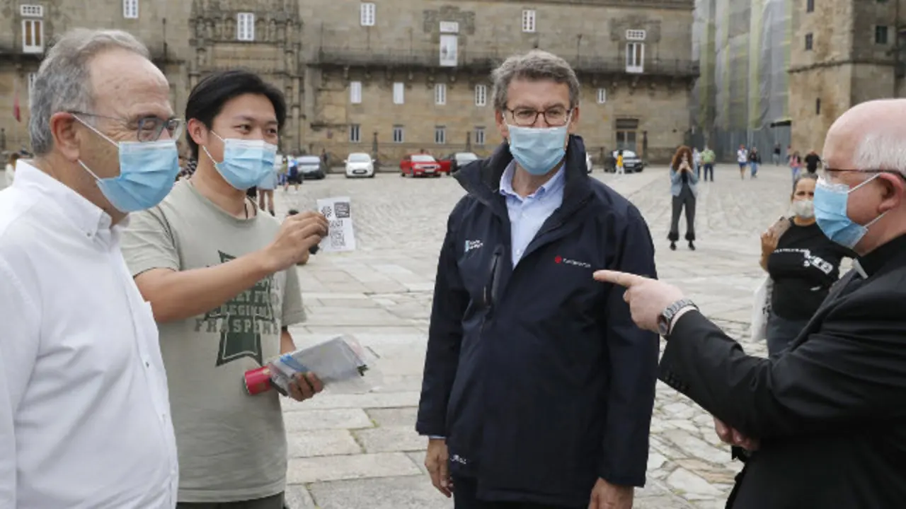 Bugallo, o primeiro peregrino post-Covid, Feij&oacute;o e Barrio, no Obradoiro.LAVANDEIRA JR (Efe)