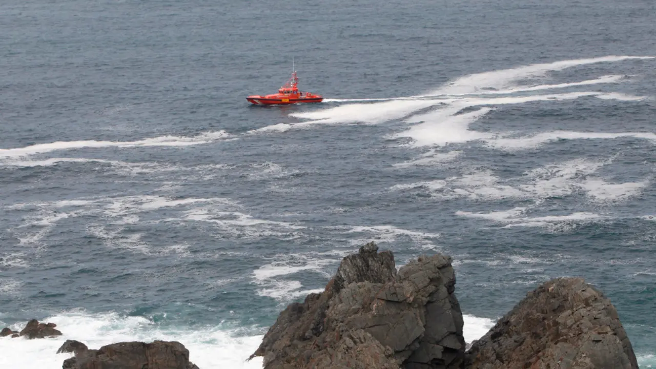 Una embarcación de Salvamento Marítimo, en la playa de O Baleo durante las labores de búsqueda. KIKO DELGADO (EFE)