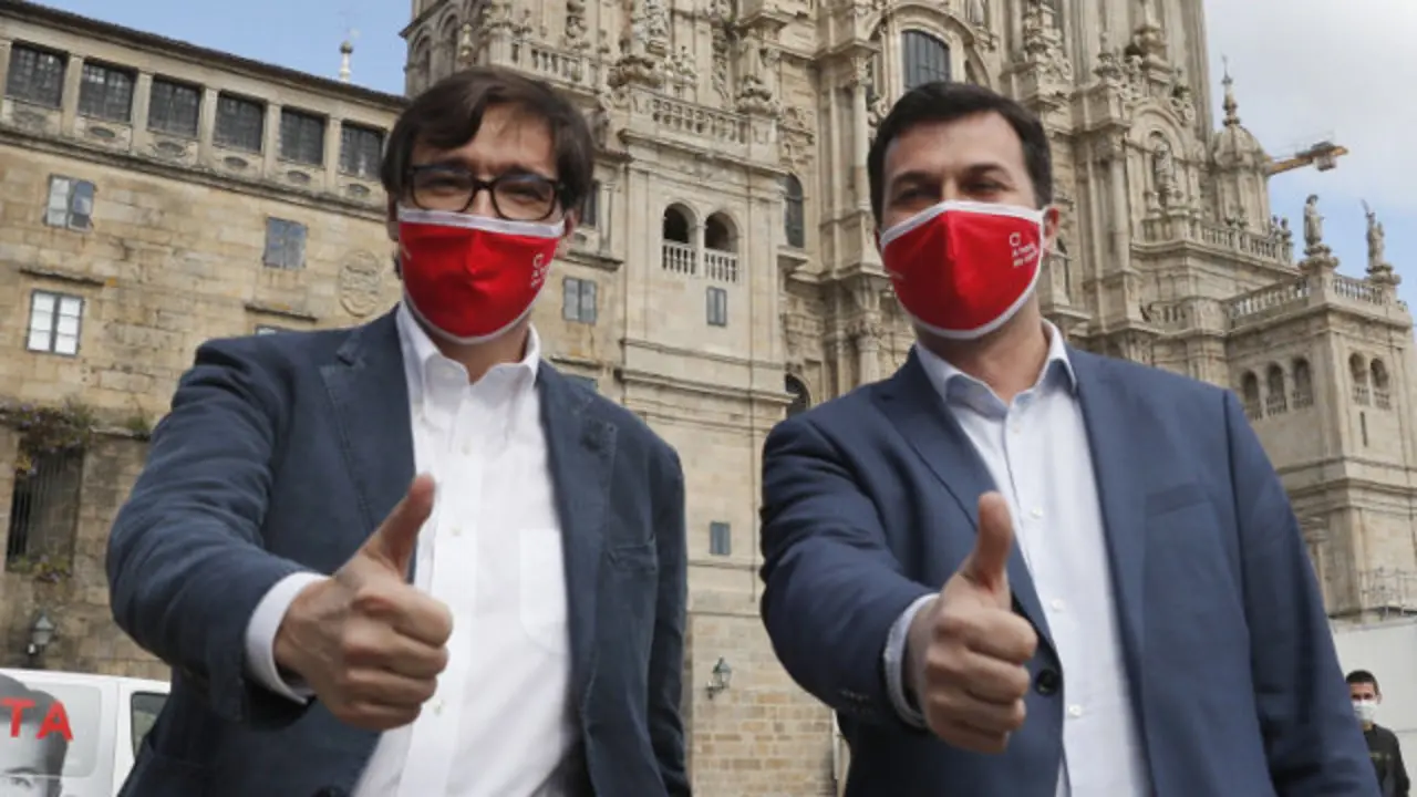 Salvador Illa y Gonzalo Caballero, en la Plaza del Obradoiro en Santiago de Compostela. LAVANDEIRA JR. (Efe)