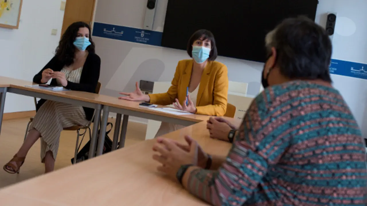 Ana Pontón, en el encuentro con representantes de la asociación Rede en Ourense. BRAIS LORENZO (Efe)