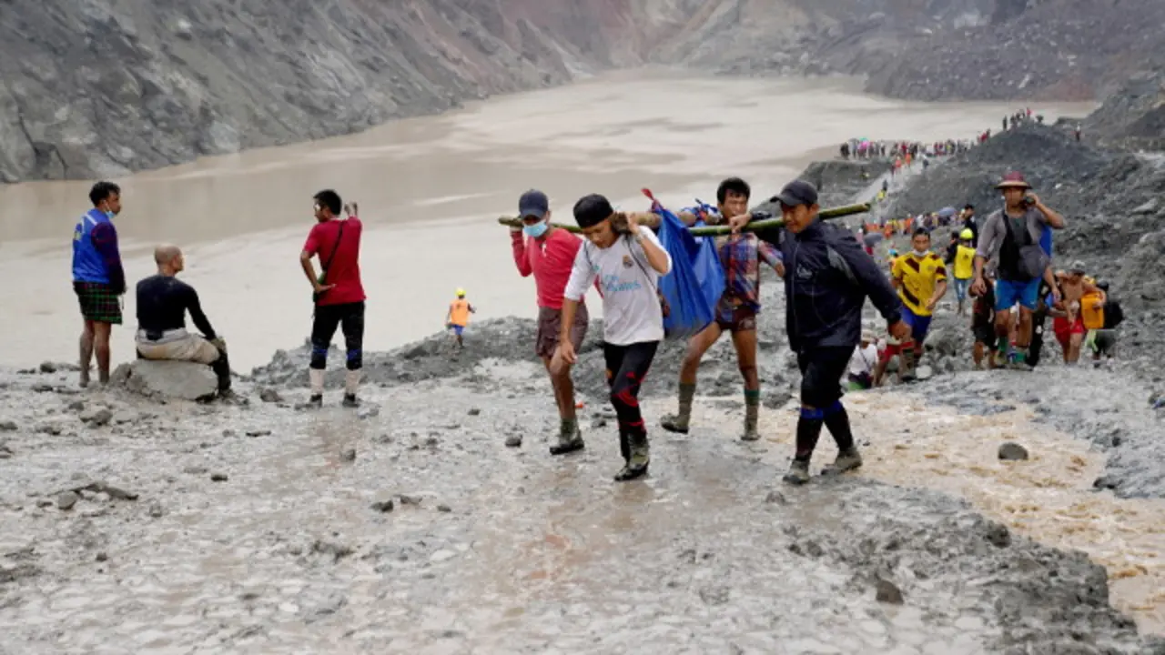 Trabajos de los equipos de rescate en la mina birmana. ZAW MOE HTET (Efe)