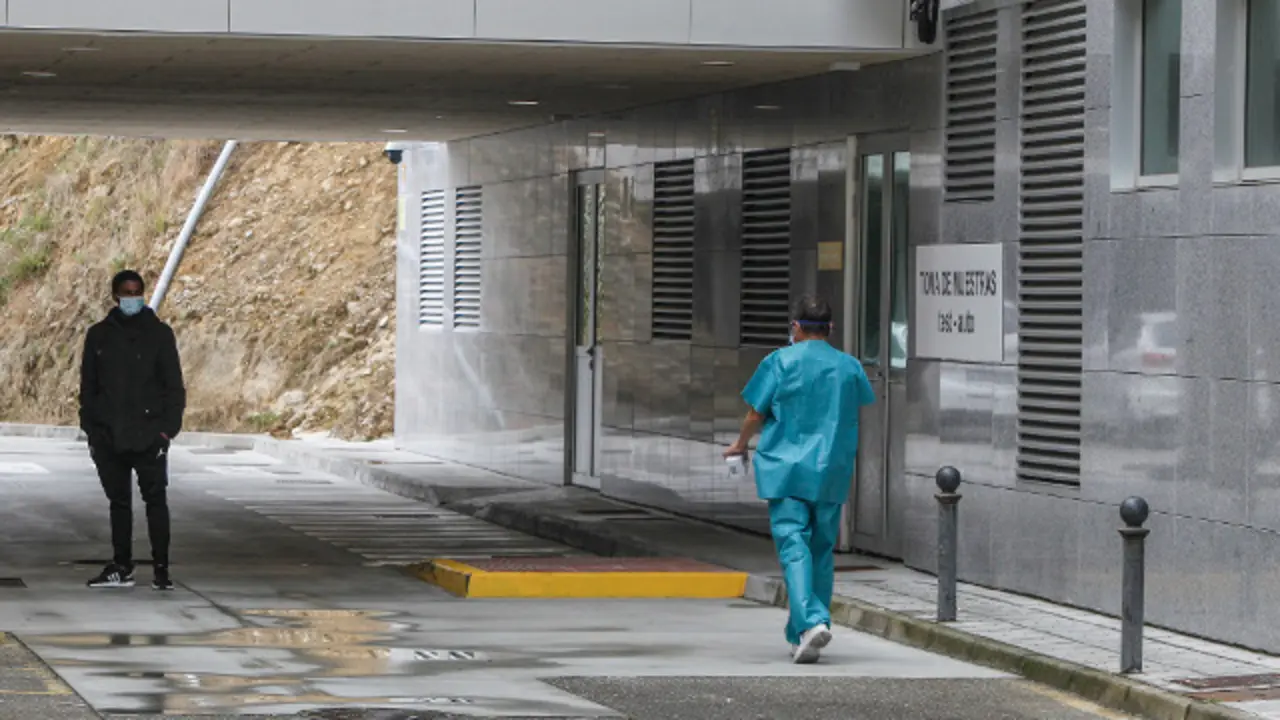 ZONA DE LA TOMA DE MUESTRAS DEL COVID _19 A PACIENTES QUE VAN EN COCHE O ANDANDO A HACERSE EL MUESTREO EN EL HOSPITAL DE A MARIÑA DE BURELA
