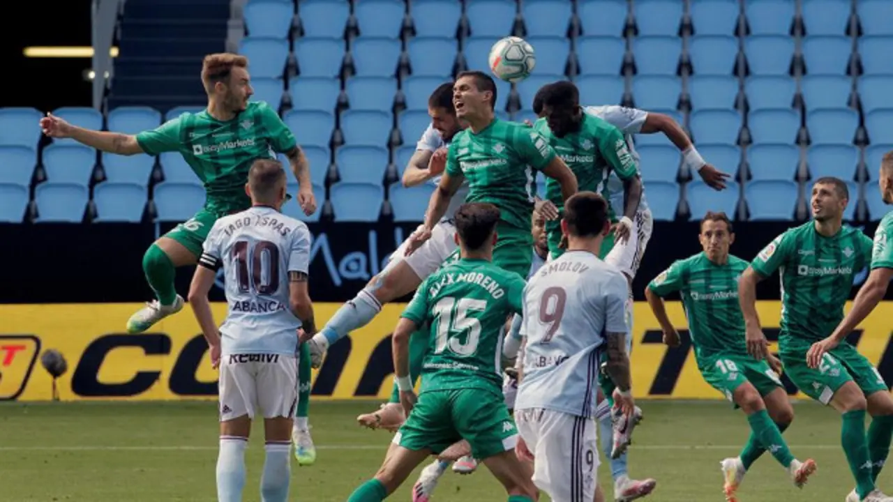 Un momento do encontro entre Celta e Betis. EFE