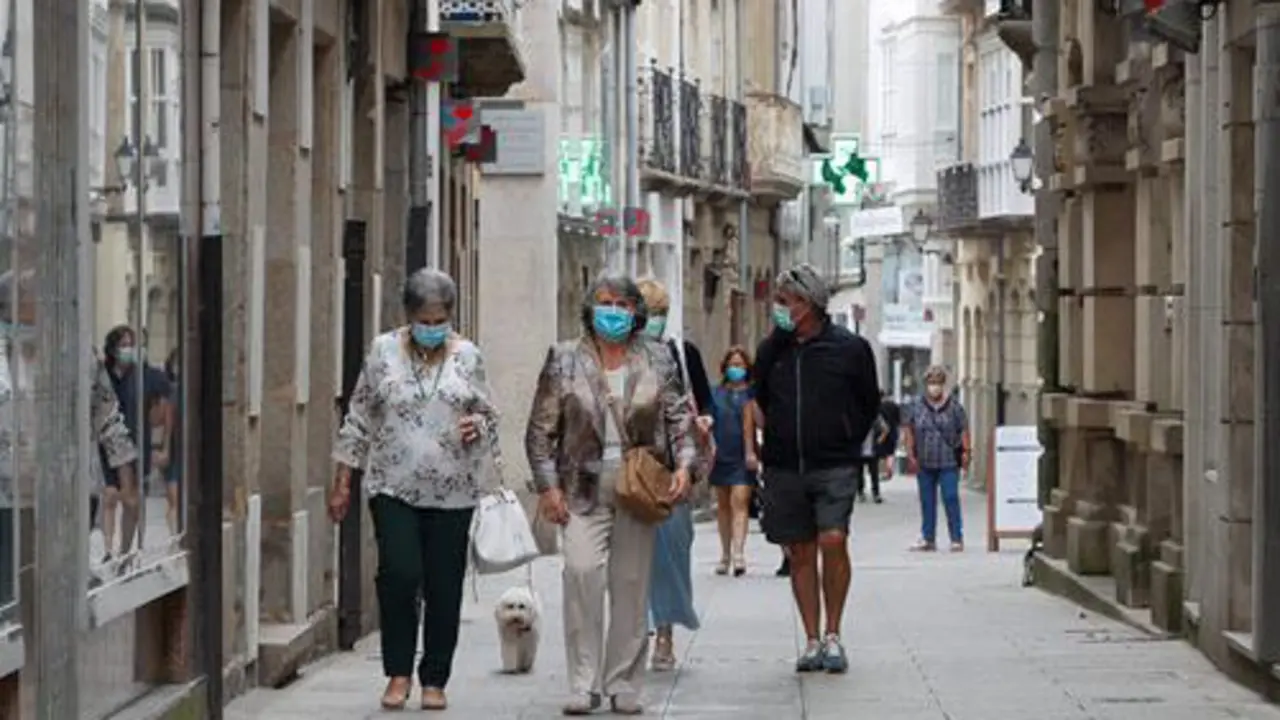 Una calle de Viveiro, este domingo. ELISEO TRIGO