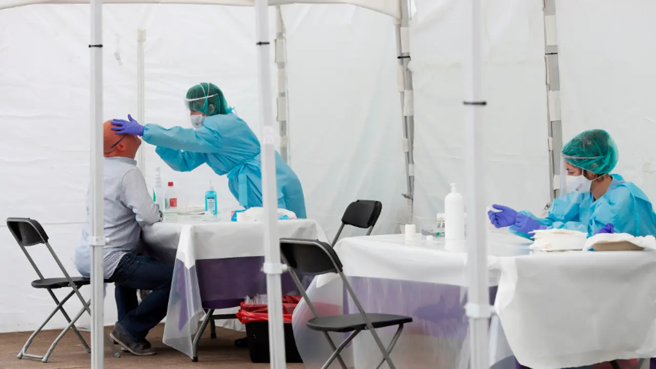 Realizaci&oacute;n de pruebas PCR en una carpa. JAVIER ETXEZARRETA (EFE)