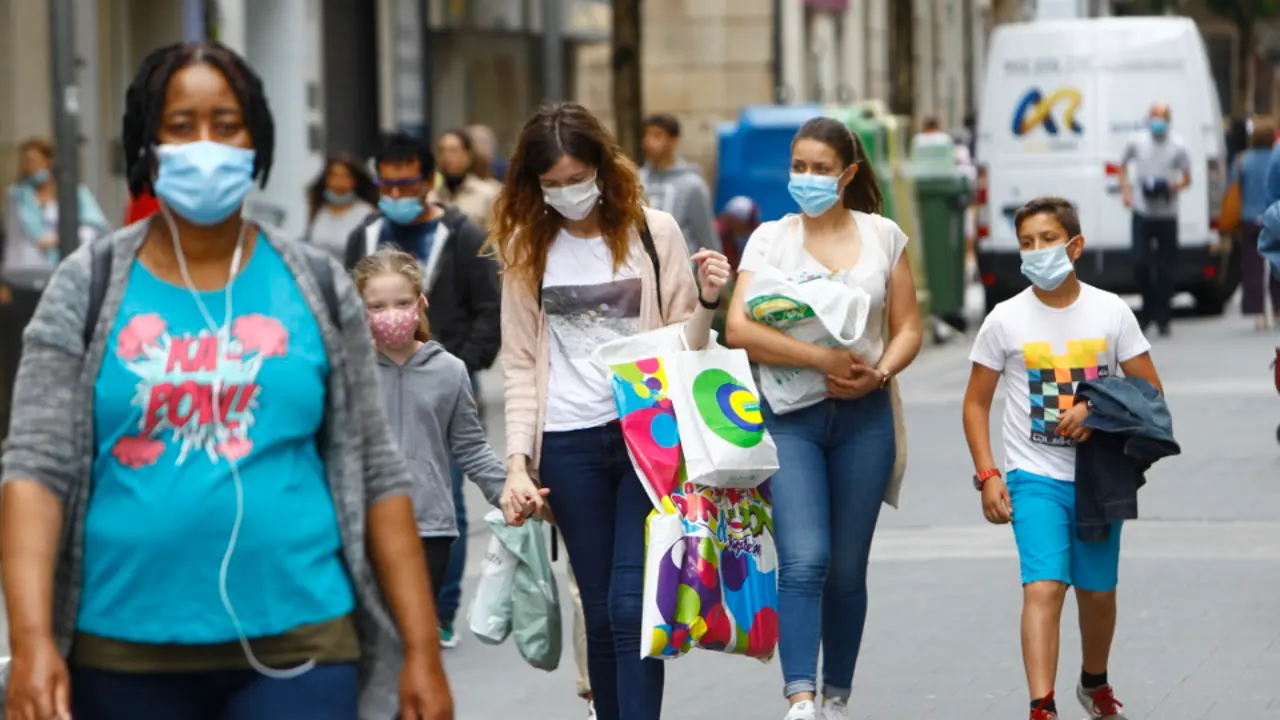 Xente paseando con máscara. ARQUIVO.