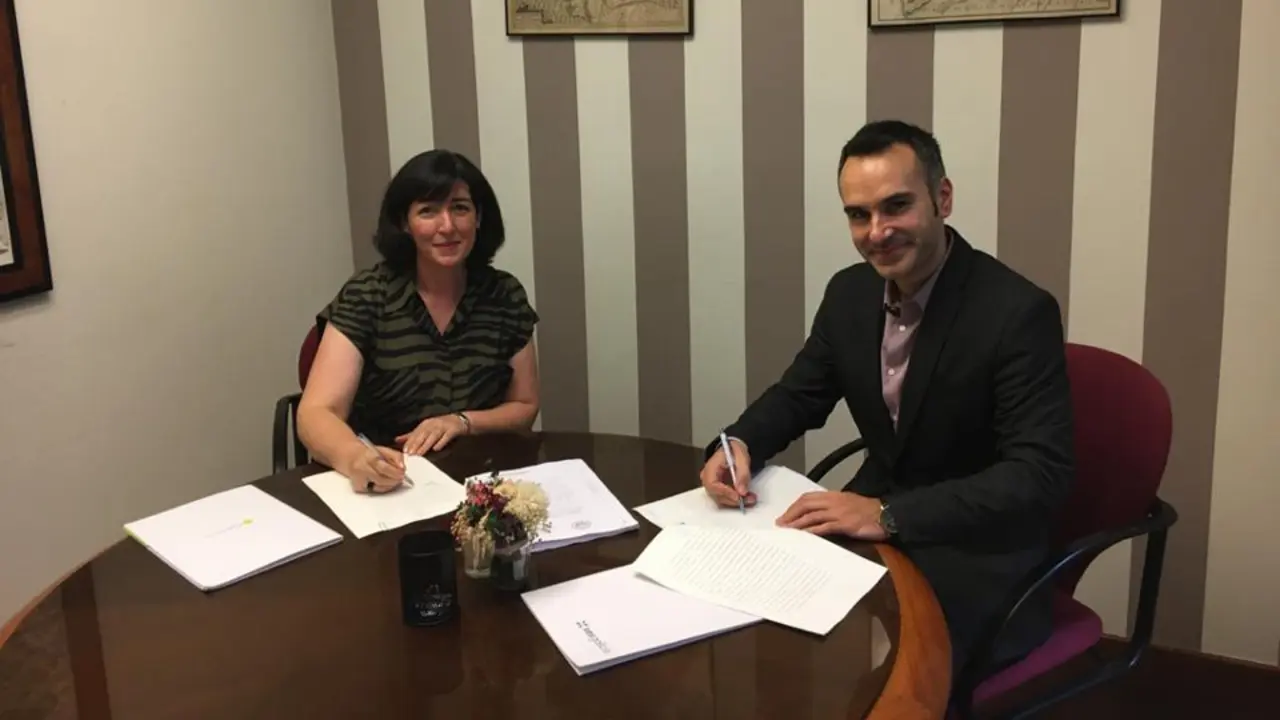 Carme Pampín, Ceo de GalChimia y cofundadora de Origo Biopharma, y Fernando Guldrís, director general de XesGalicia. BIOGA