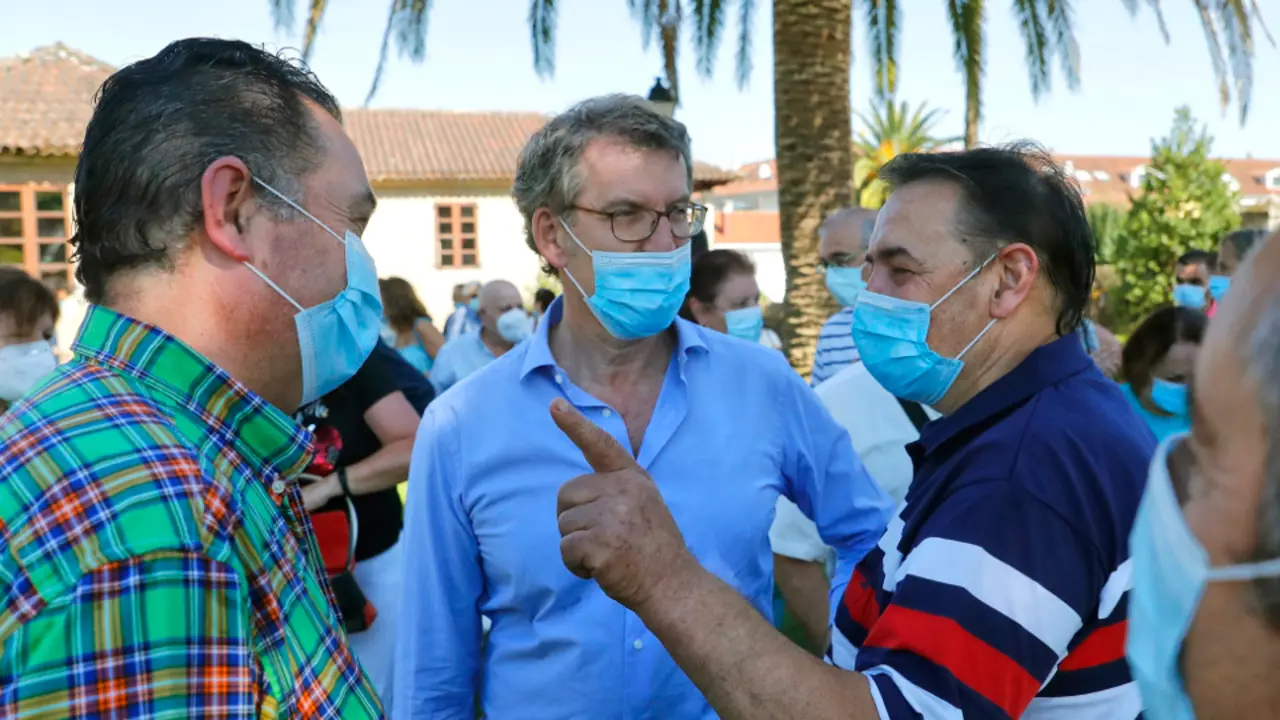 Alberto Núñez Feijóo habla con los vecinos al comienzo de su acto en Ames. LAVANDEIRA JR. (EFE)