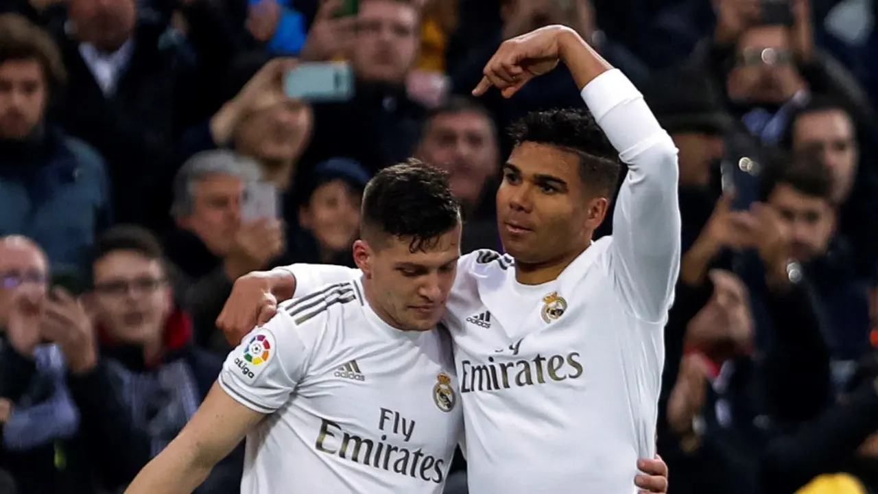 Luka Jovic y Casemiro celebran un gol esta temporada. EMILIO NARANJO (EFE)