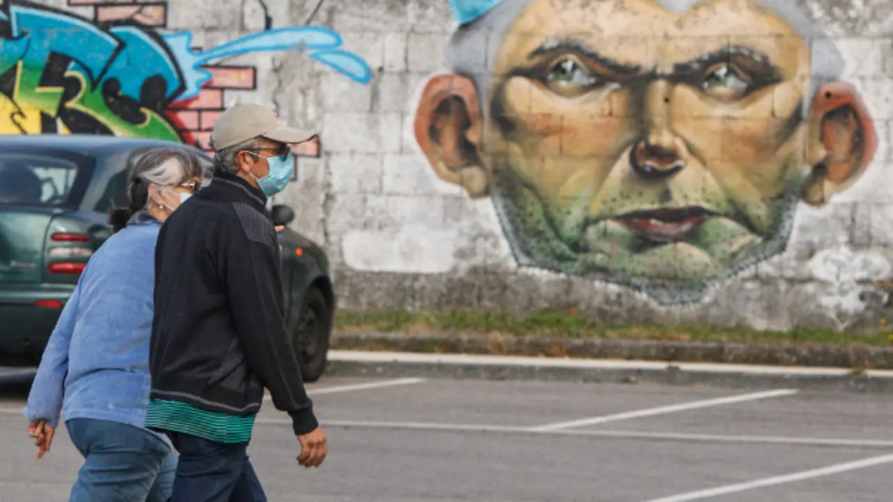 vecinos de burela paseando en las inmediaciones de la playa de a marosa- foto jm alvez