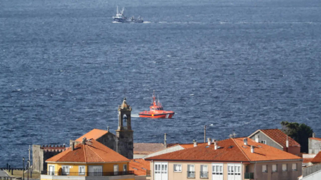 Un buque de Salvamento rastrea la ría frente a Portosín. LAVANDEIRA JR (EFE)