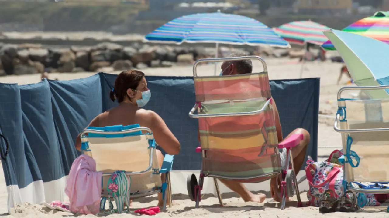 Dous bañistas na praia da Rapadoira en Foz. CARLOS CASTRO