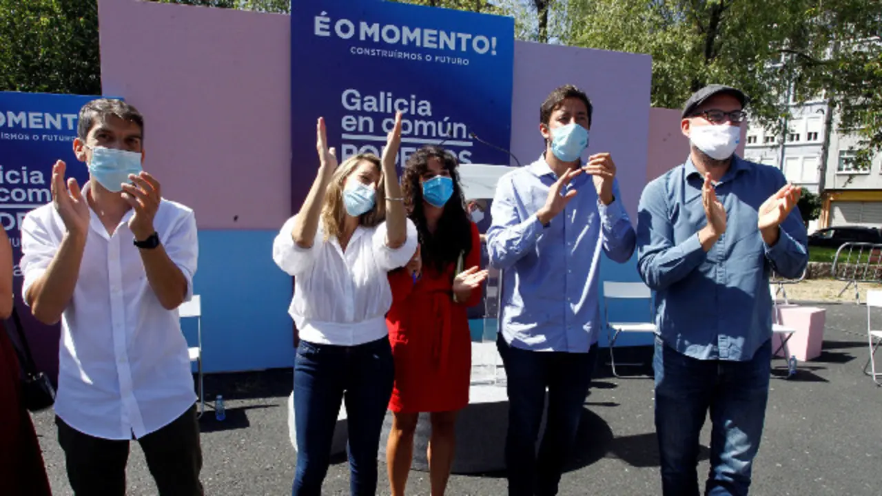 Jorge Suárez, Yolanda Díaz, Luca Chao, Antón Gómez-Reino y Martiño Noriega, en Ferrol. KIKO DELGADO (Efe)