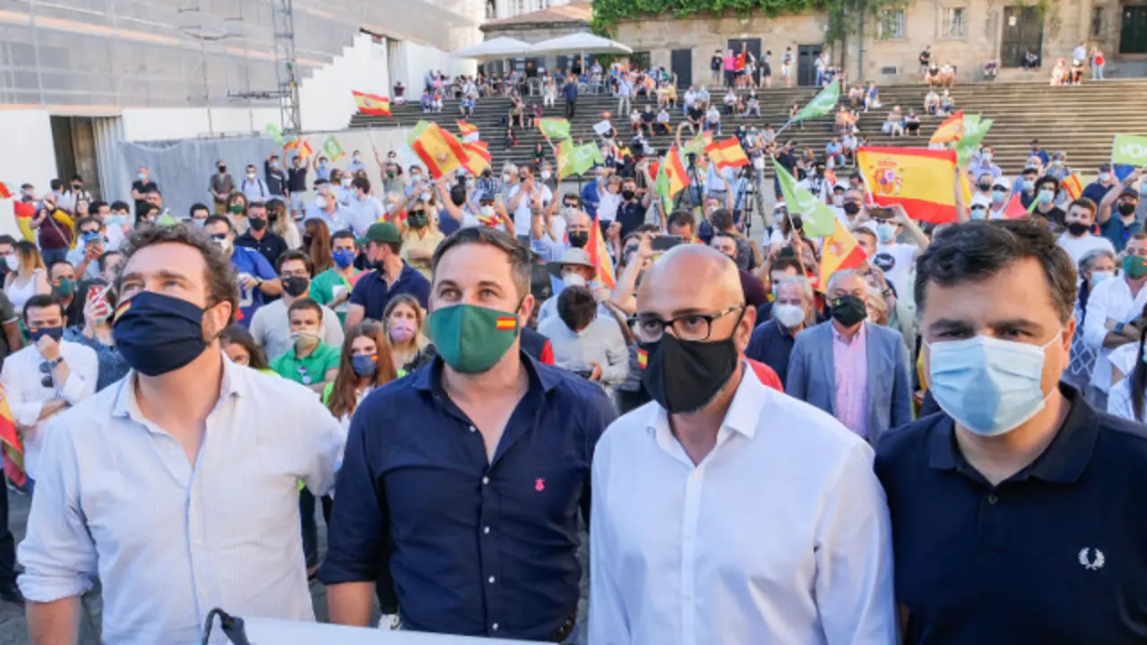 Espinosa de los Monteros, Abascal y Morado, este jueves en la compostelana Praza da Quintana. EP