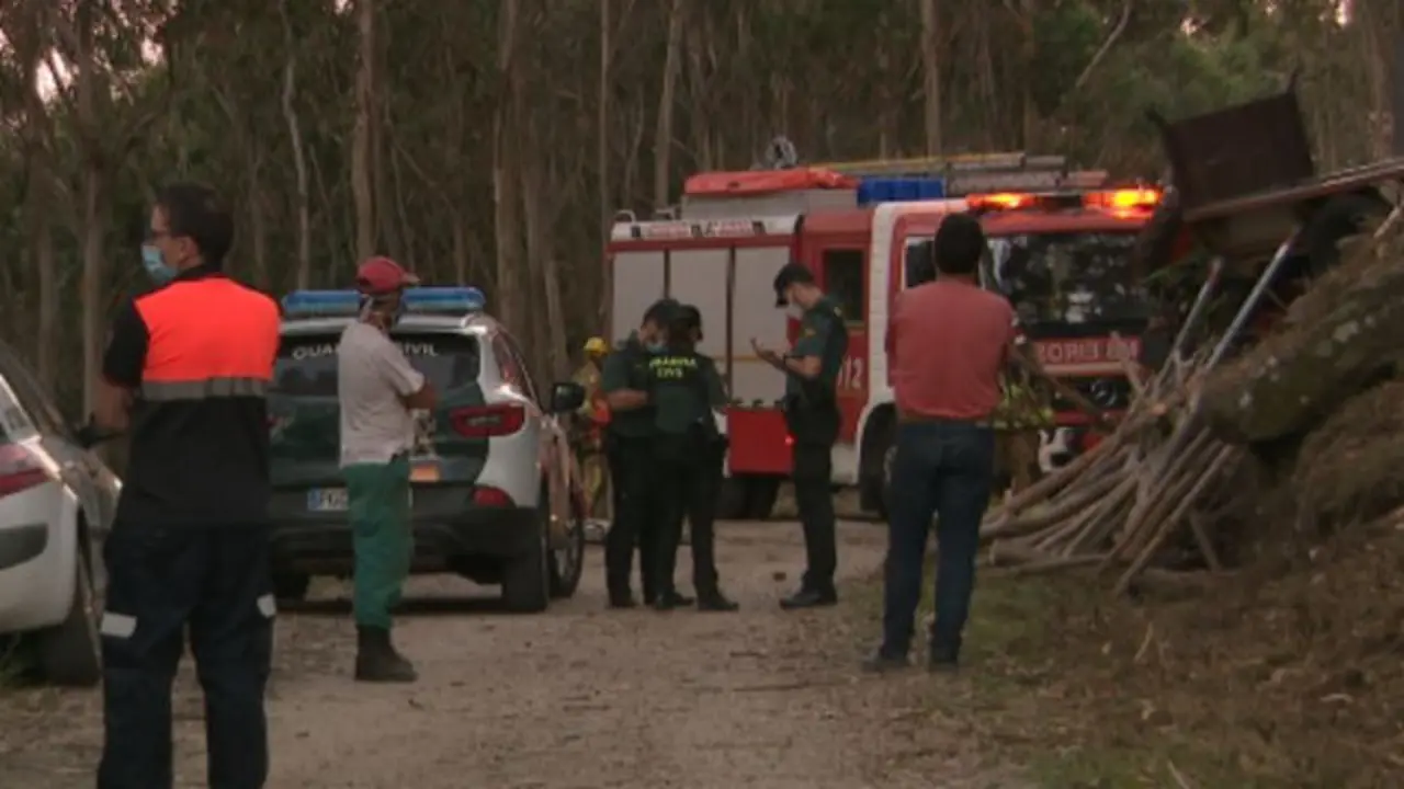 Personal de emergencias trabajando en el lugar del accidente en Vilaboa. TVG