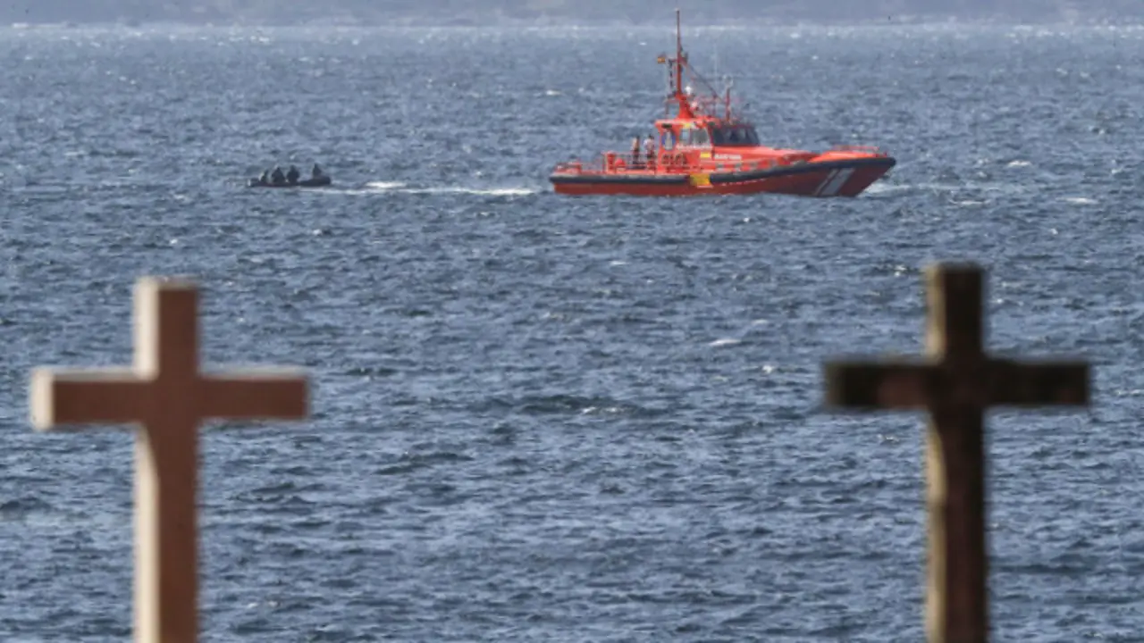 Buzos de Salvamento Marítimo y de la Guardia Civil, junto a la Salvamar Regulus, trabajando en la búsqueda de los dos jóvenes esta semana. LAVANDEIRA JR (Efe)