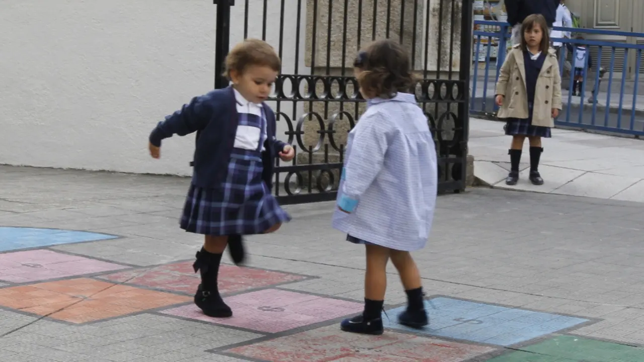 Niños jugando en el patio de un colegio. AÍDA SOENGAS