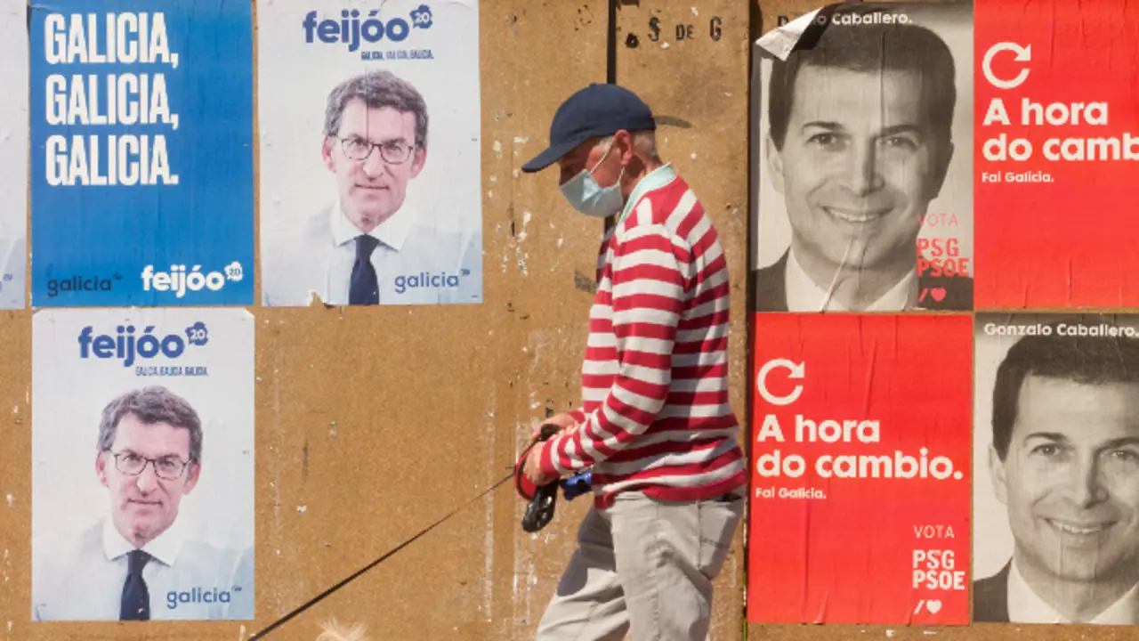 Un hombre pasea por Burela. CARLOS CASTRO