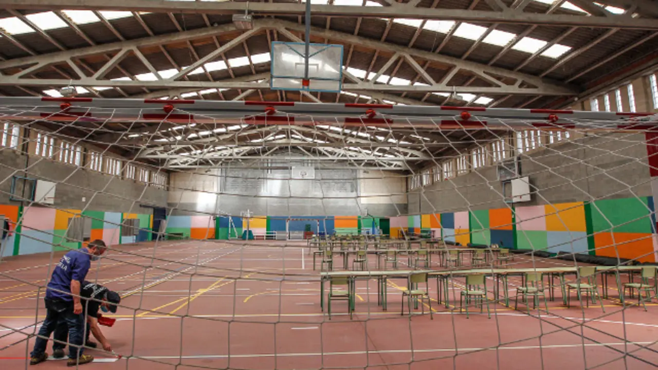 operarios municipales preparan la zona de votacion en el pabellon del colegio de os castros de burela- foto jm alvez