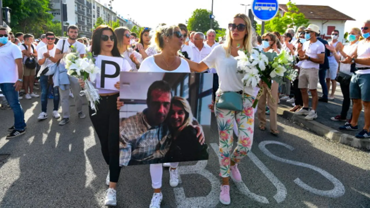 Marcha por Bayona en protesta por la agresión a Monguillot. EFE