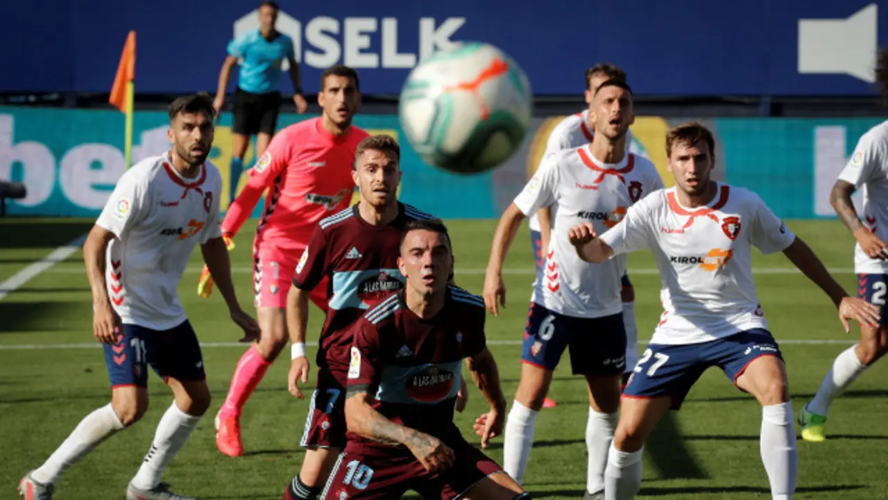 Un momento del partido entre el Osasuna y el Celta. EFE