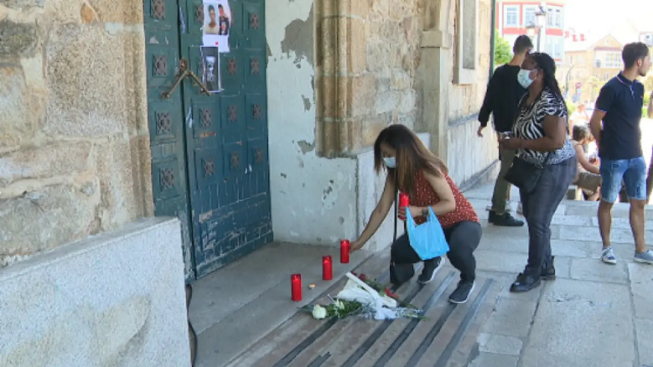 Amigos y familiares de Miguel y Xabier erigieron un altar en memoria de los jóvenes. CRTVG