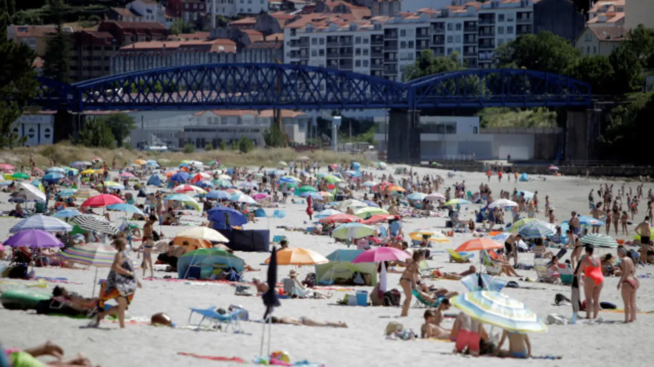 La playa de A Madalena, en Cabanas, este sábado. EFE