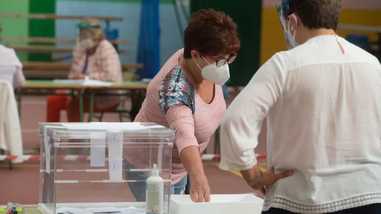 Una mujer vota en Burela. CASTRO CASTRO