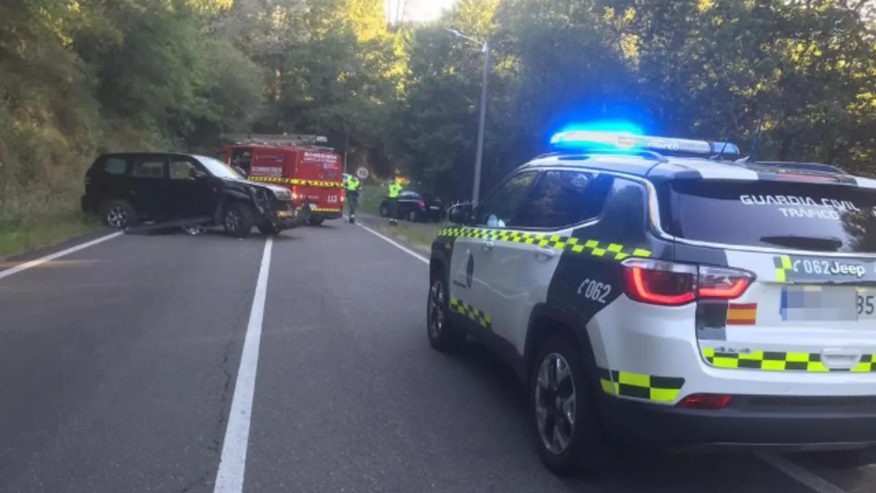 El vehículo accidentado en Muíños. GUARDIA CIVIL
