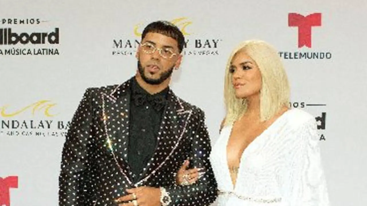 La cantante Karol G junto a su novio Anuel AA. EFE