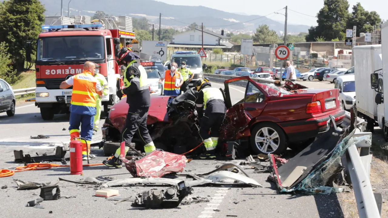 Uno de los dos coches implicados en el accidente de Alba. JOSÉ LUIZ OUBIÑA