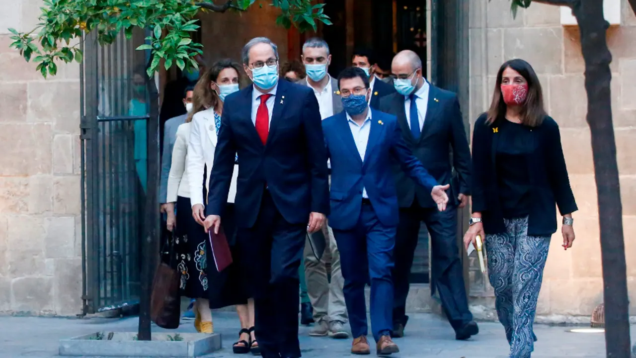 El presidente de la Generalitat, Quim Torra, acompañado este lunes de los consellers del Govern. QUIQUE GARCÍA (EFE)