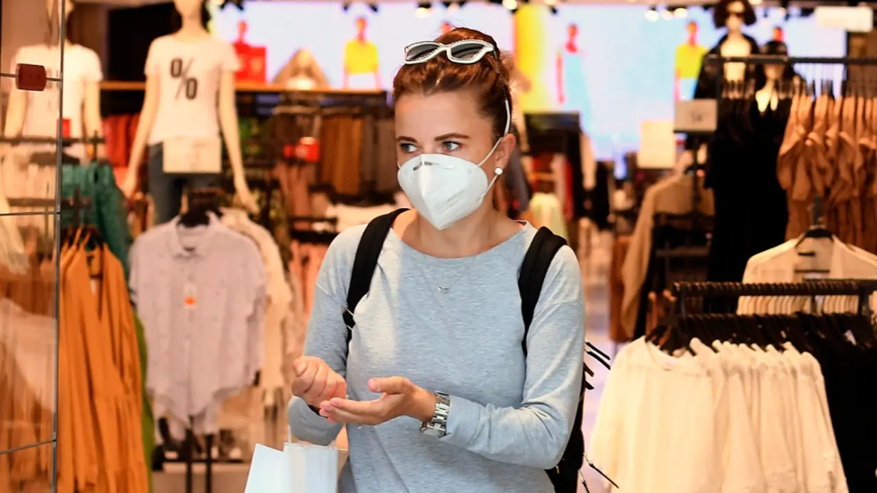 Una mujer con mascarilla, en una tienda de Londres. ANDY RAIN (EFE)