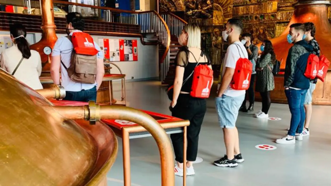 Visitantes no museo de Estrella Galicia. H.R.