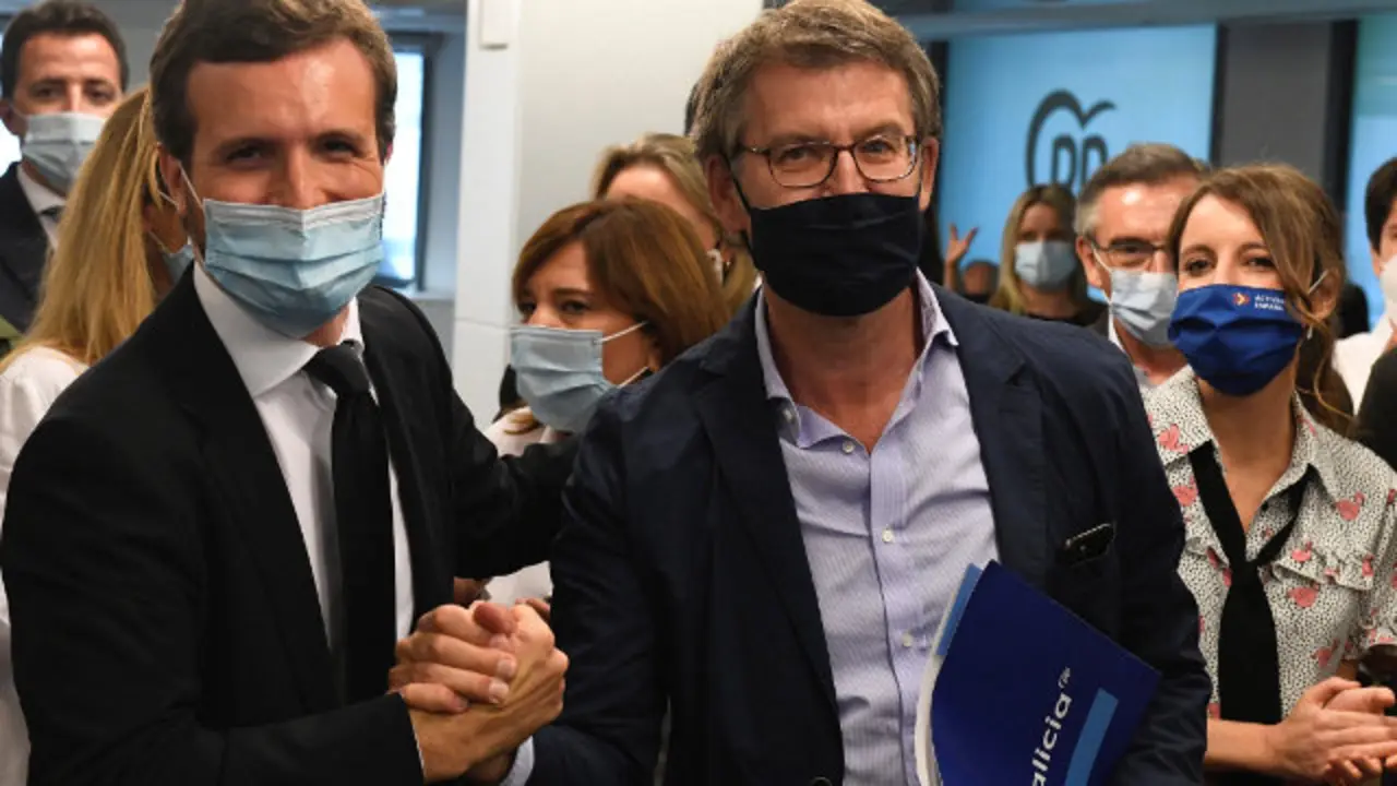 Pablo Casado saúda a Alberto Núñez Feijóo en Madrid.VÍCTOR LERENA (Efe)