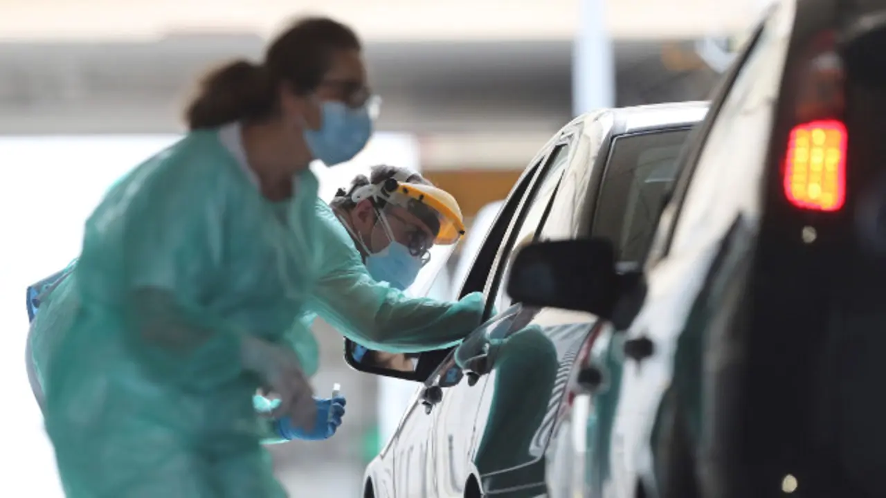 Sanitarios realizan test en Burela. ELISEO TRIGO