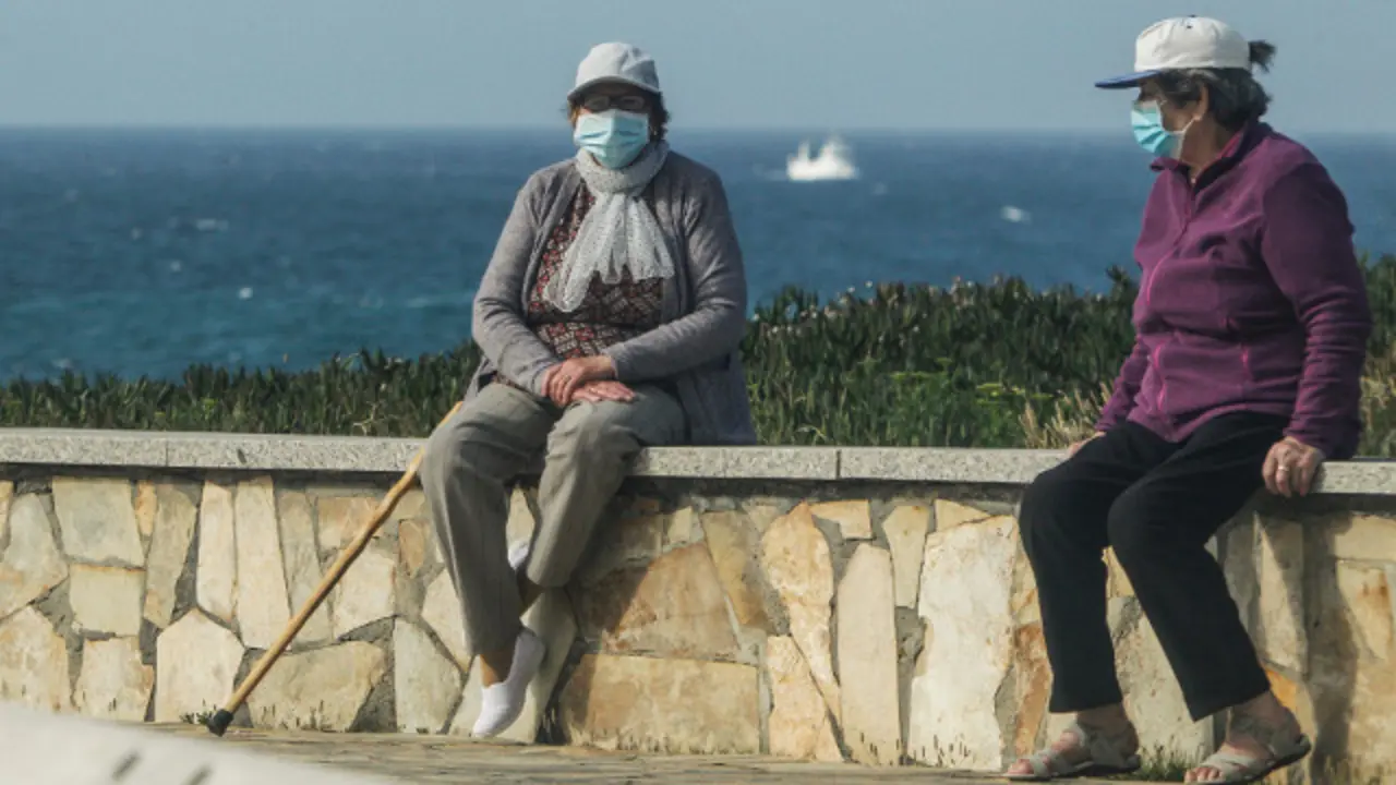 se&ntilde;oras tomandose un descanso en el paseo de la playa de a marosa en burela - foto jm alvez